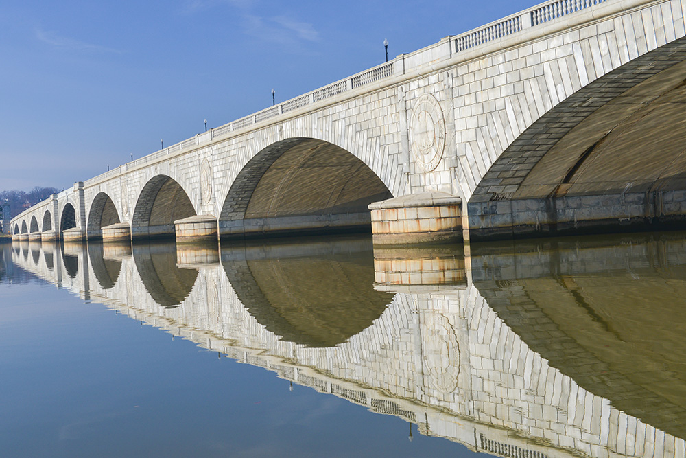 انعكاس صورة الجسر على الماء